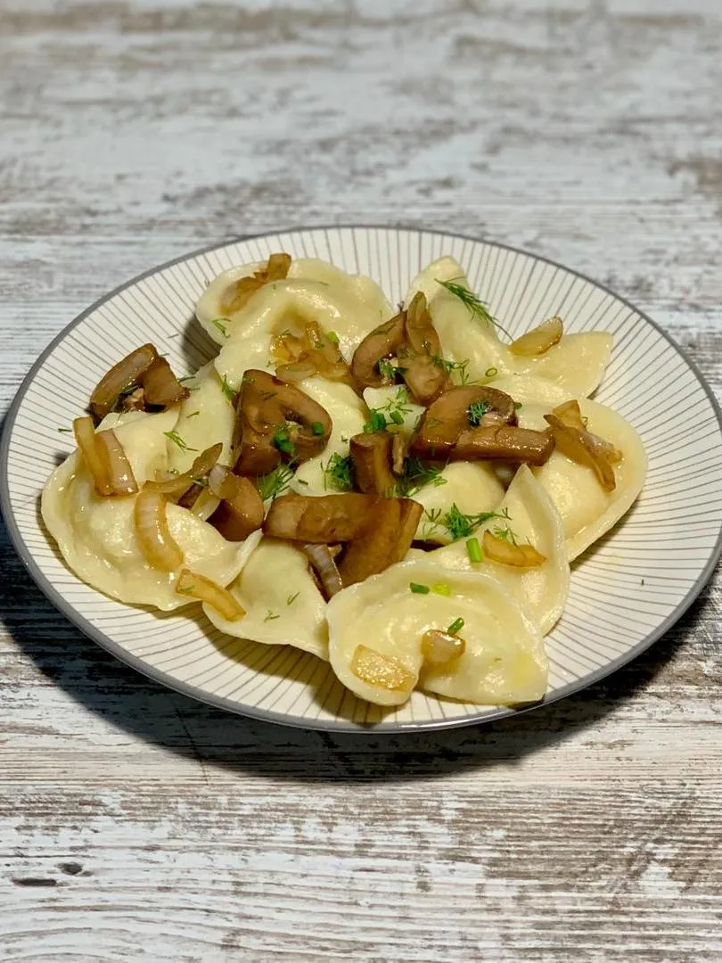 Вареники с картофелем и жареными грибами от Feta